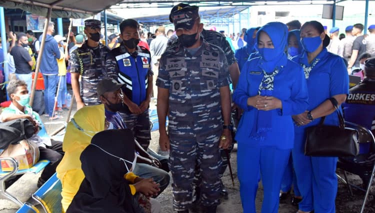 Tinjau Vaksinasi di Pelabuhan Yos Sudarso Ambon, Danlantamal IX Komitmen Dukung Program Pemerintah